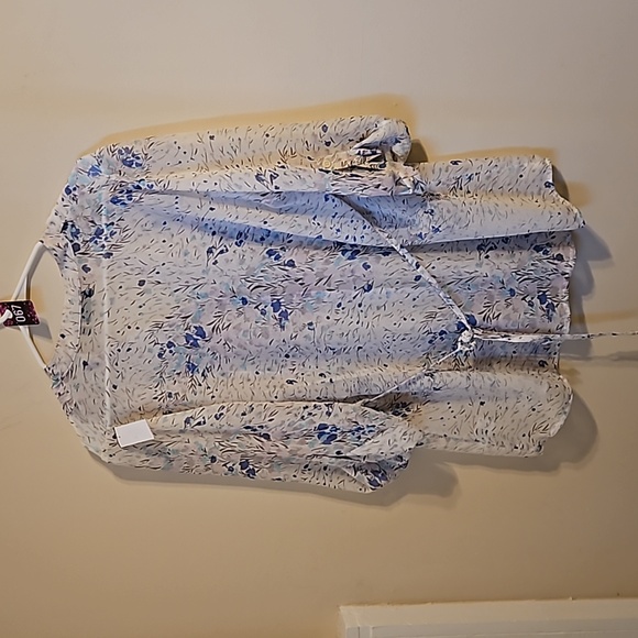 Apt. 9 White shear floral button down top.  In EUC - Picture 5 of 5